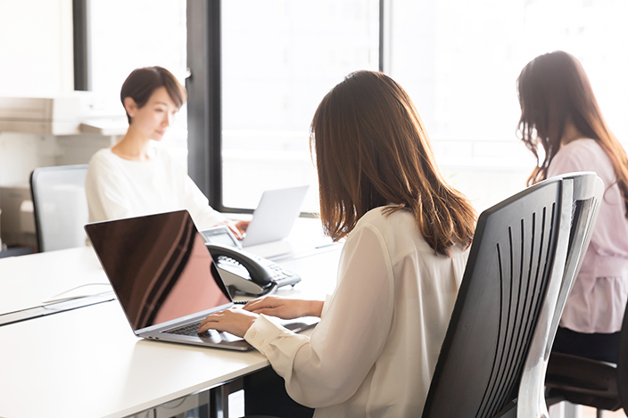 オフィスで働く女性